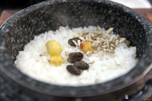 Korea-Icheon-Dolsotbap-Cooked_rice_in_a_stone_pot-01